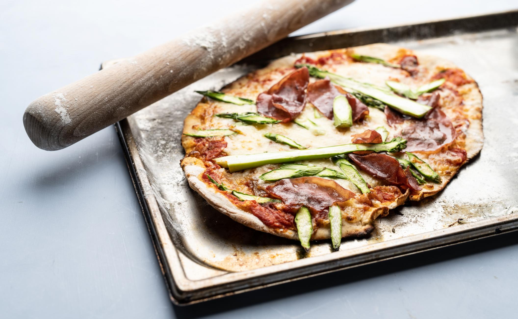 Pizza med asparges og bresaola