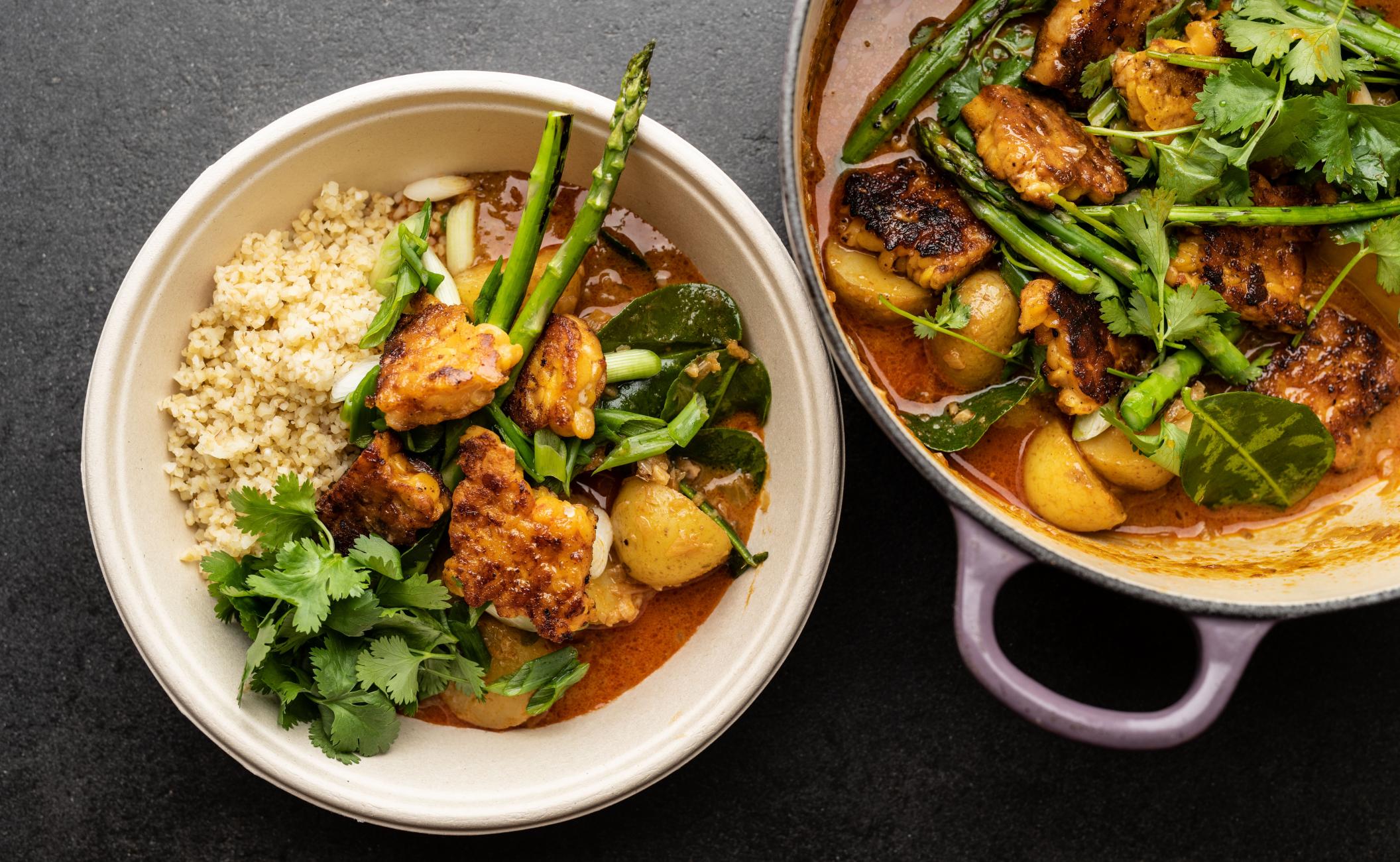 Tempeh i rød karry med asparges, kartoffel, spinat, lime og bulgur