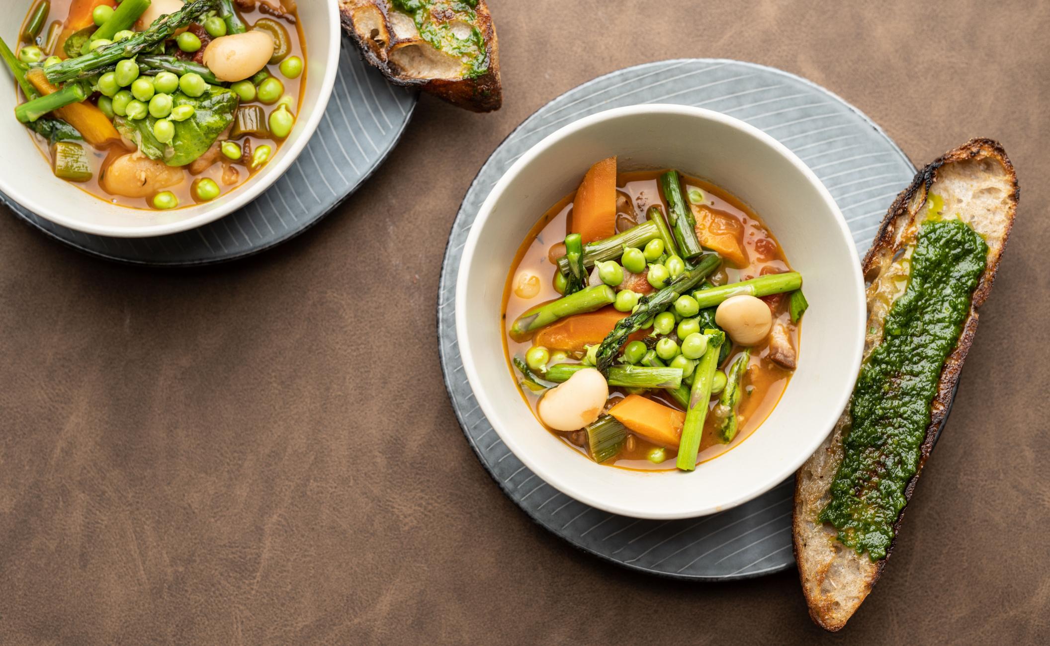 Toscansk bønnesuppe med bacon, spinat, asparges og ristet brød med ramsløgsolie
