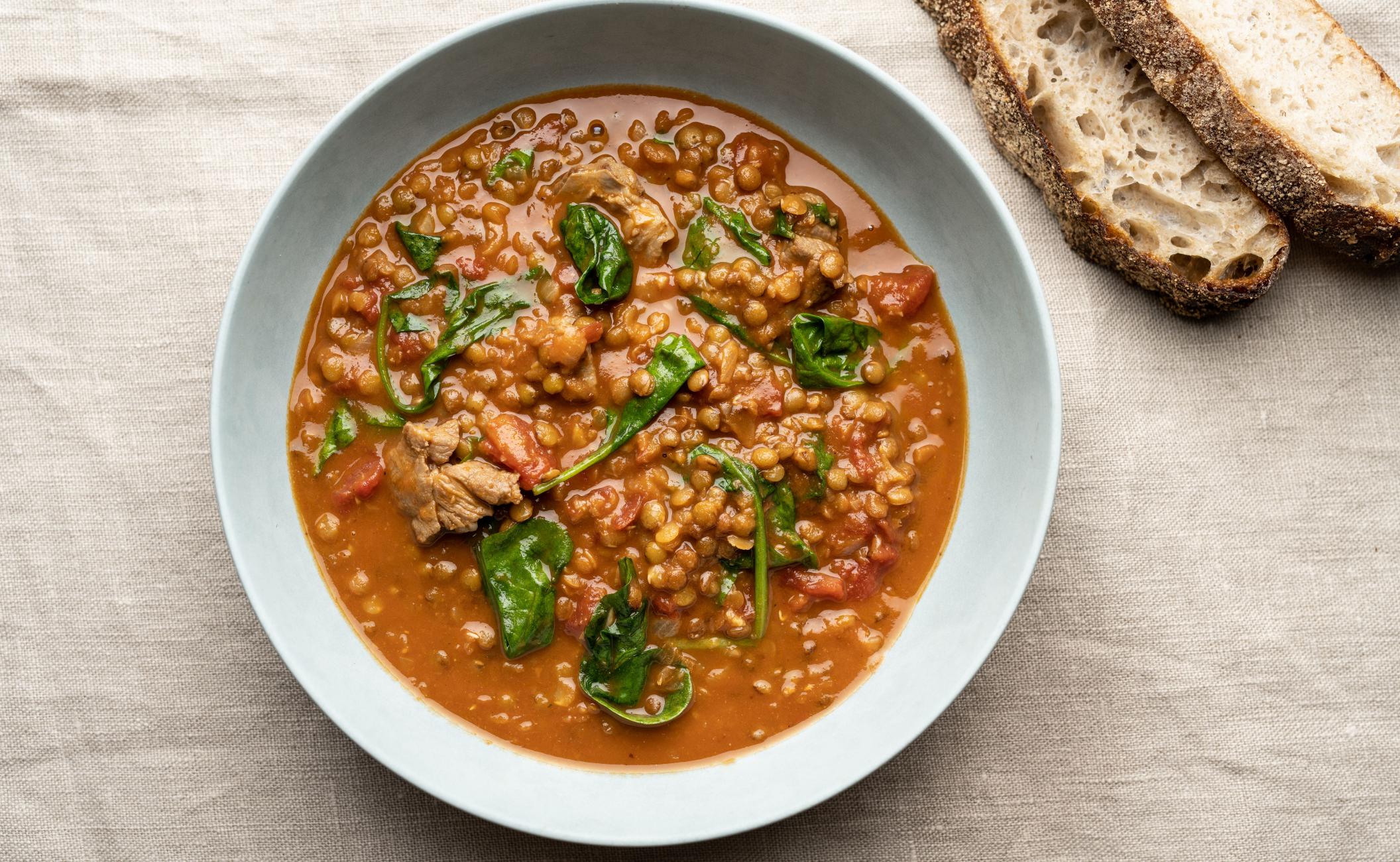 Harirasuppe med lam, grønne linser, tomater, koriander og spinat