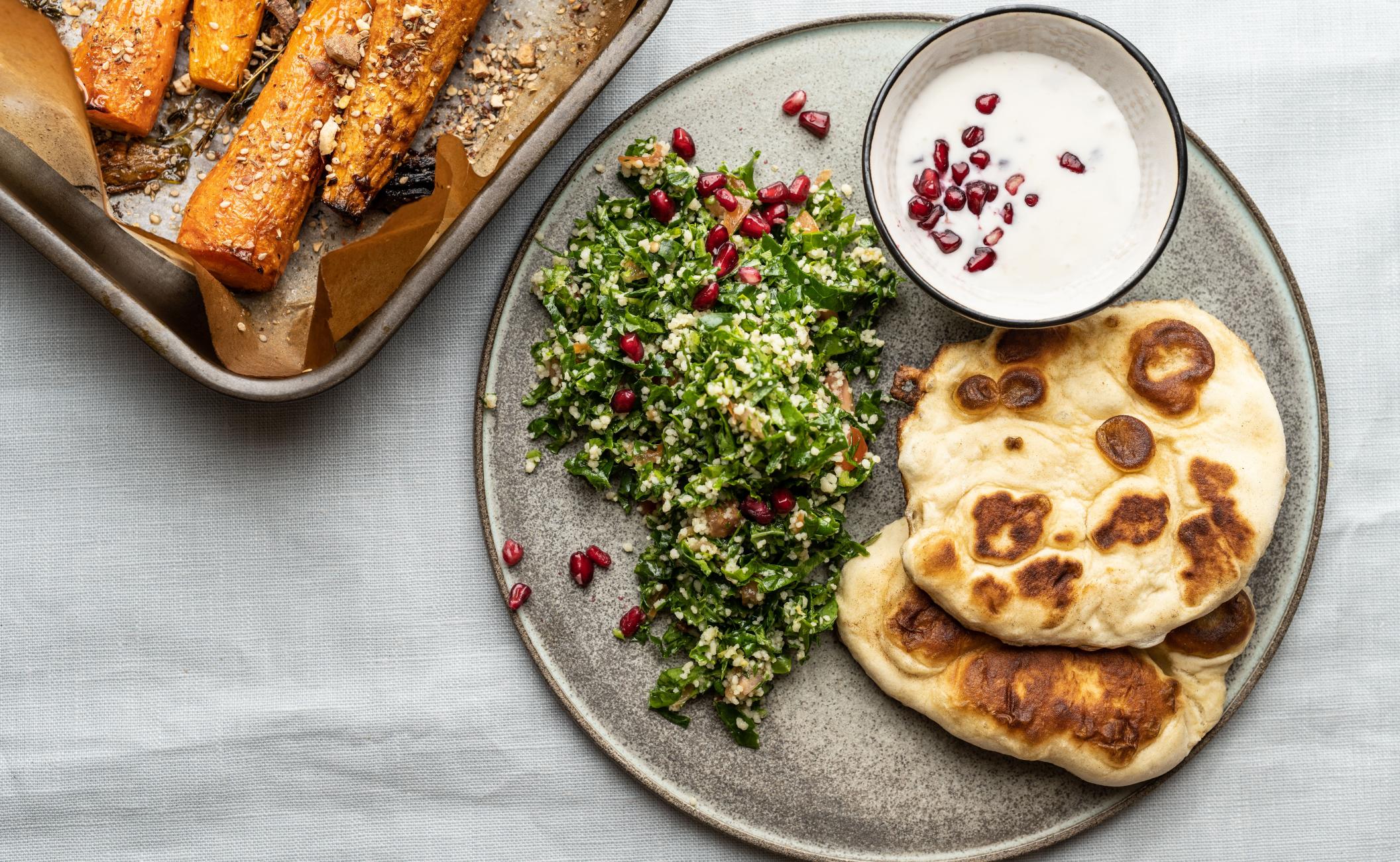 Fladbrød med grillede gulerødder, dukkah og grønkålstabouleh med persille og yoghurt-granatæbledressing