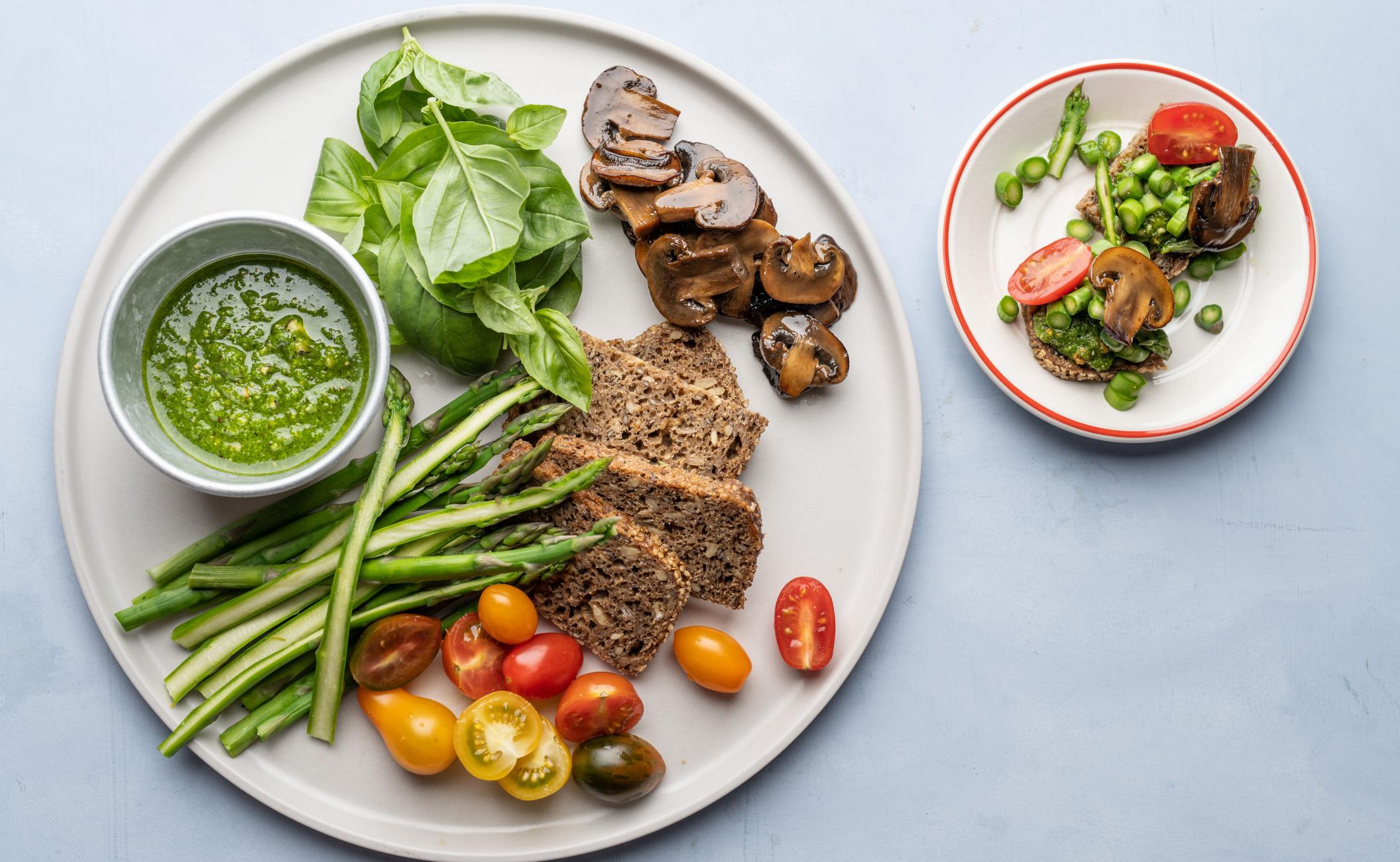 Asparges med sojaristede svampe og hjemmelavet grøn pesto