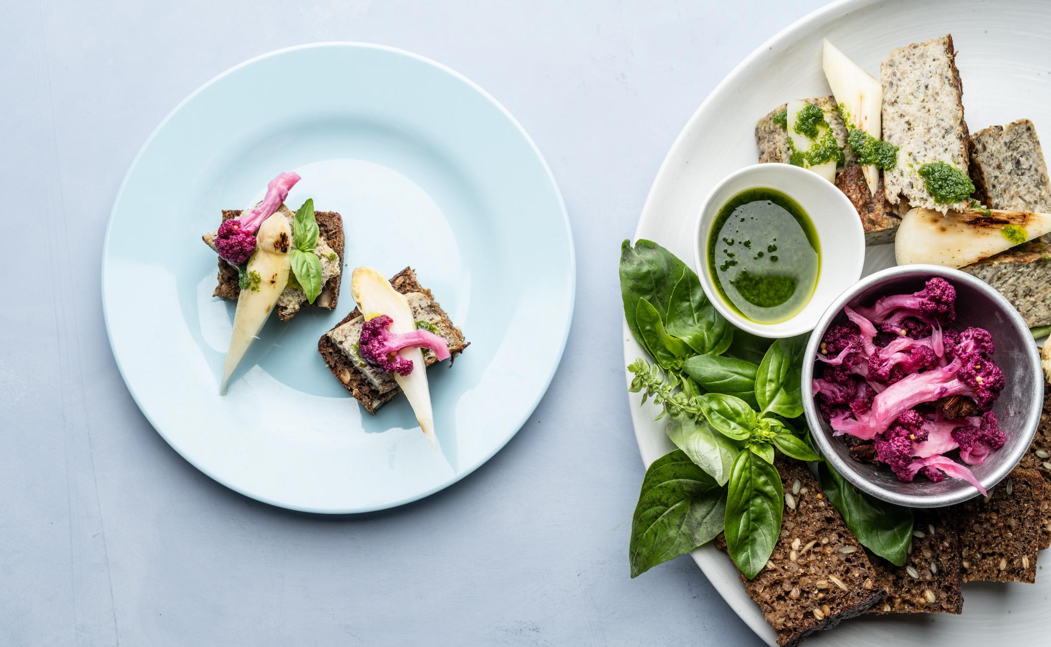 Kyllingefarsbrød med svampe, asparges og persille