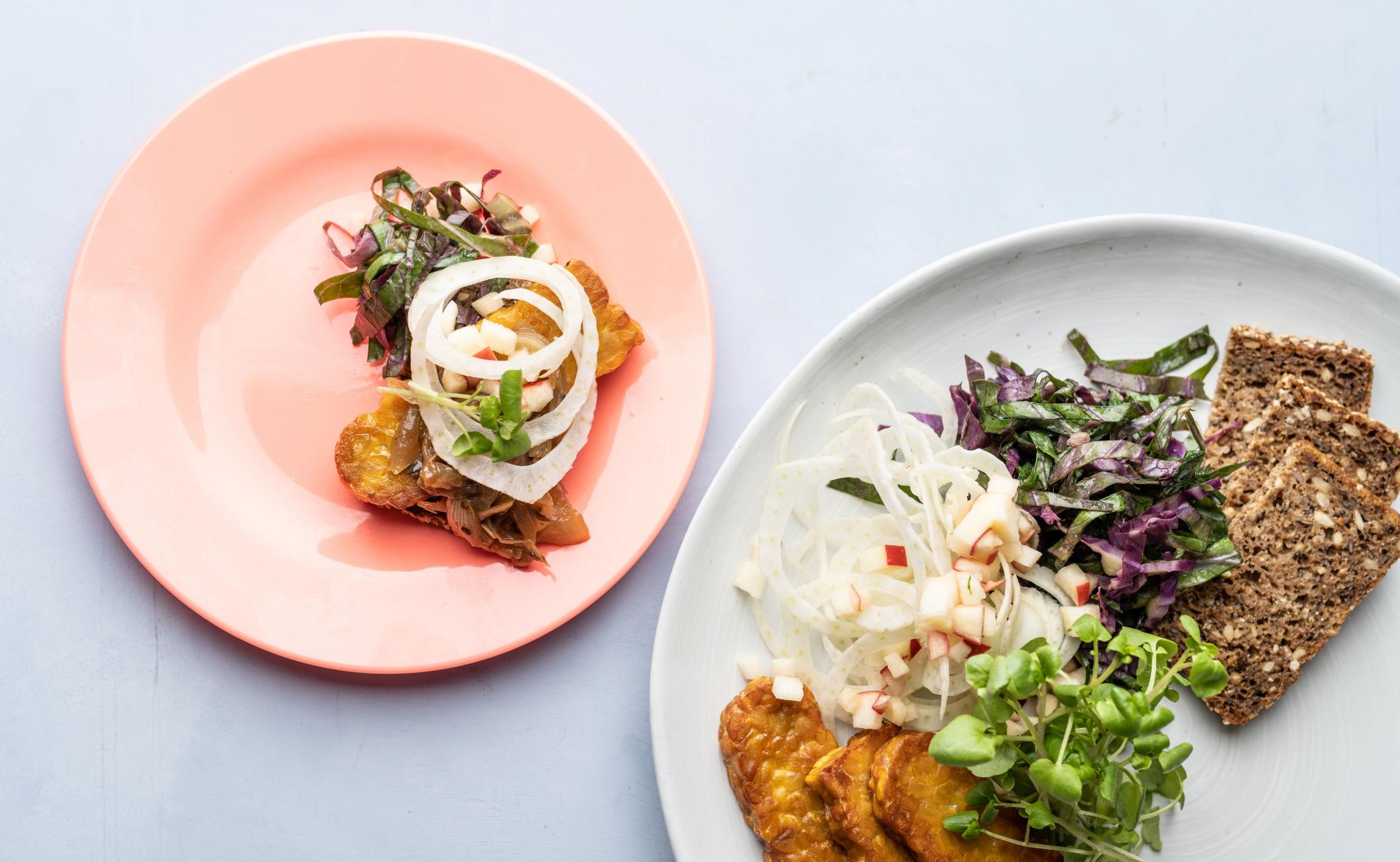 Stegt tempeh med æble-løgrelish og fennikel