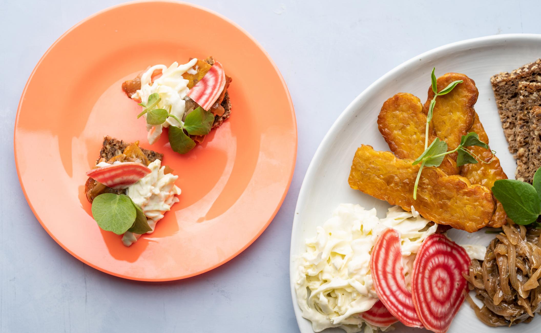 Stegt tempeh med løgrelish og kål