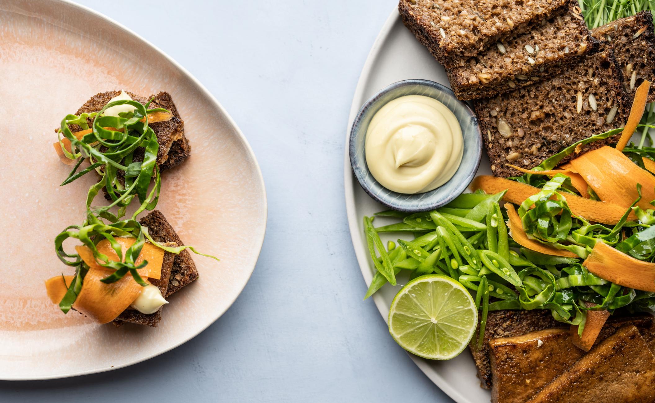 Stegt tofu med asiatisk kålsalat og koriander