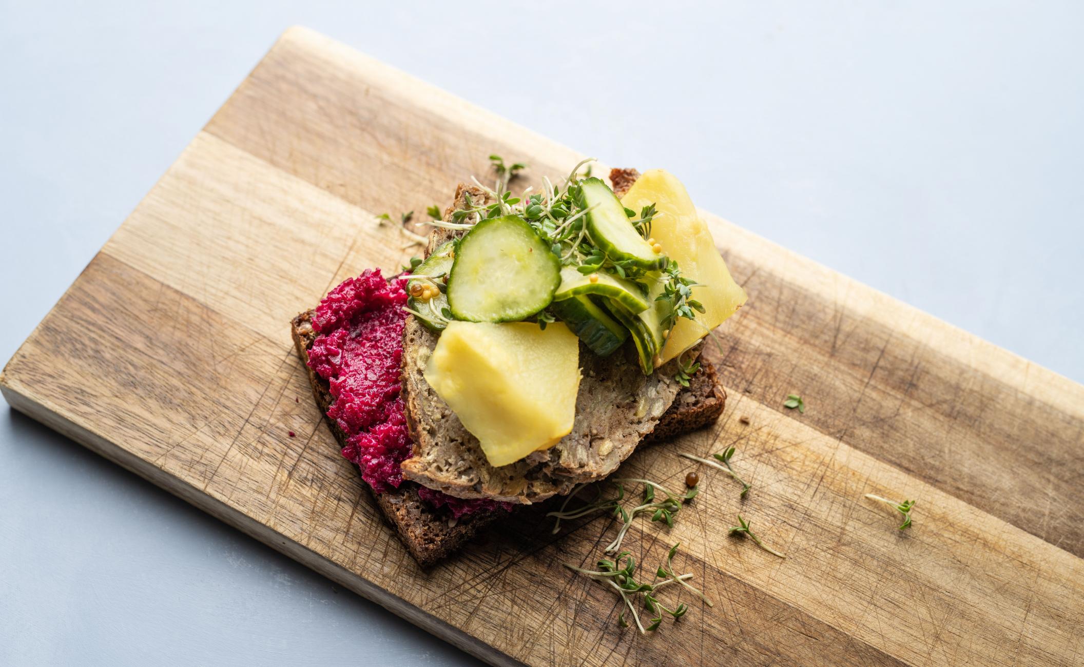 Farsbrød med linser, knoldselleri, spidskommen og rødbedecreme