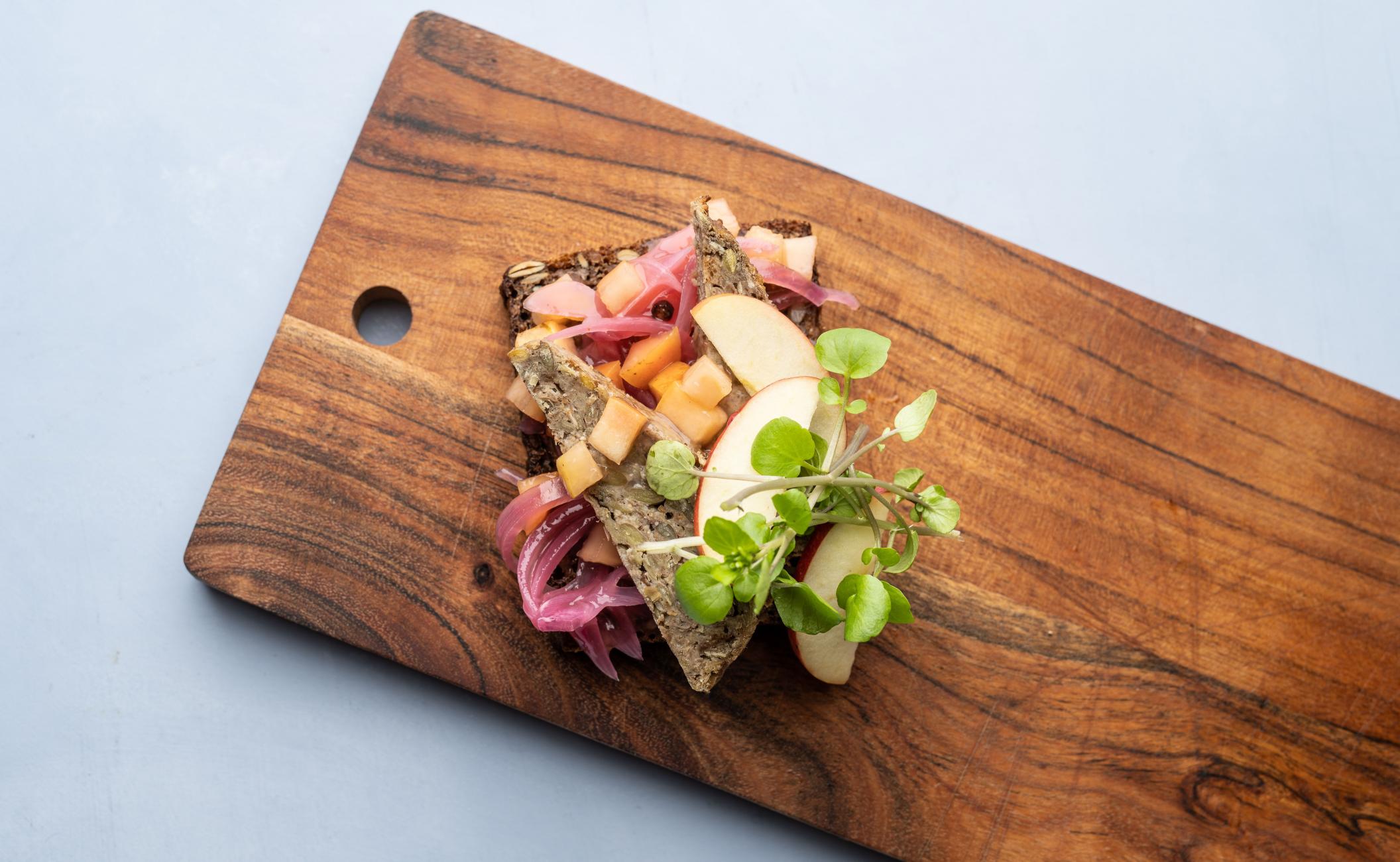 Farsbrød med grønne linser, persillerødder og garam masala