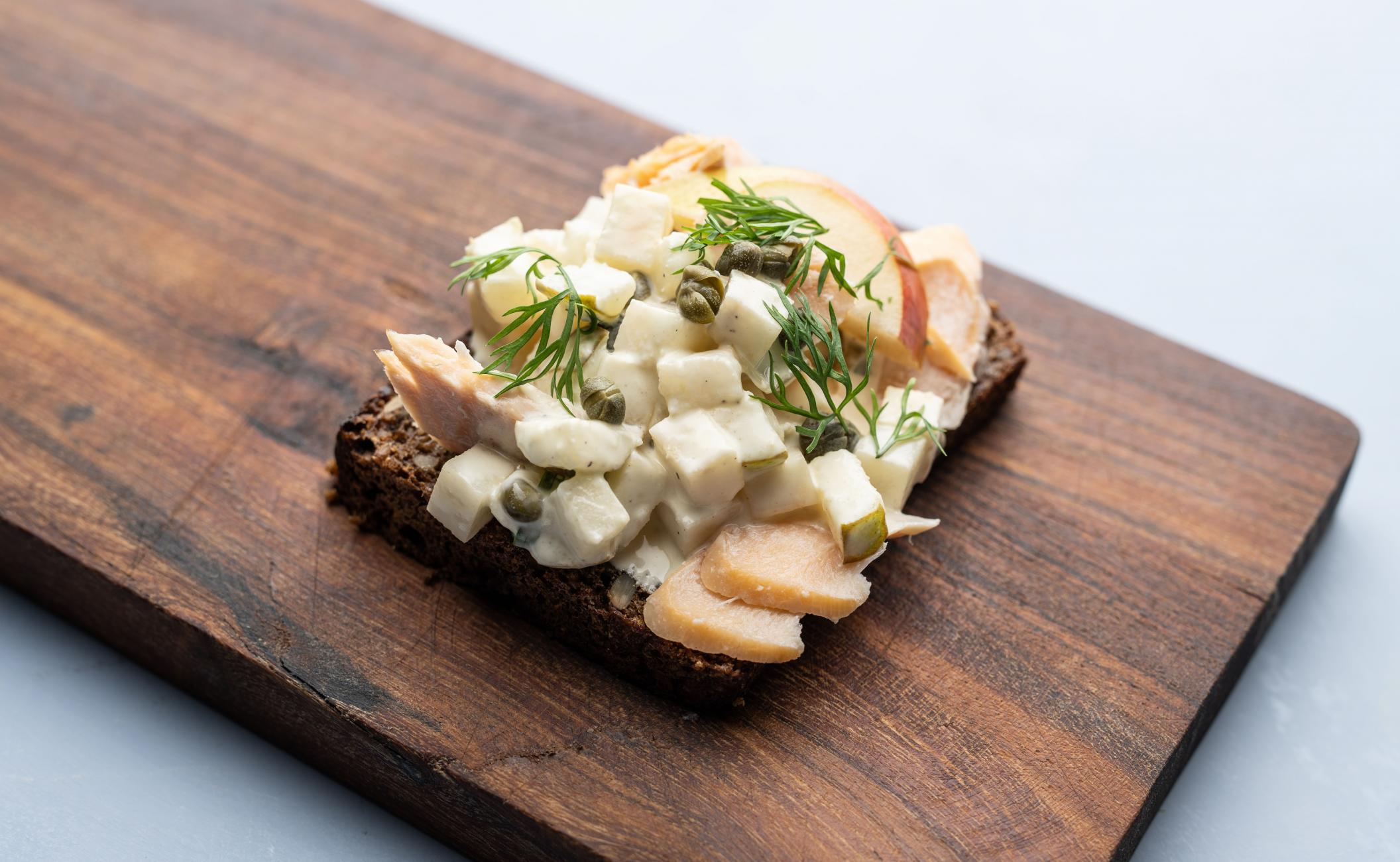 Laksesalat med pastinak, pære, kapers og dild