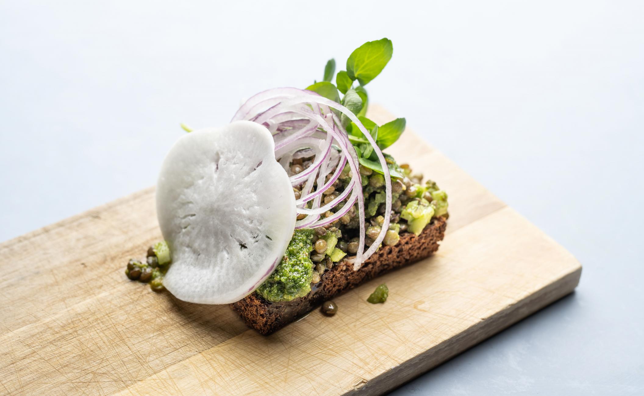 Linsesalat med grønne linser, løvstikkepesto, majroe og rødløg