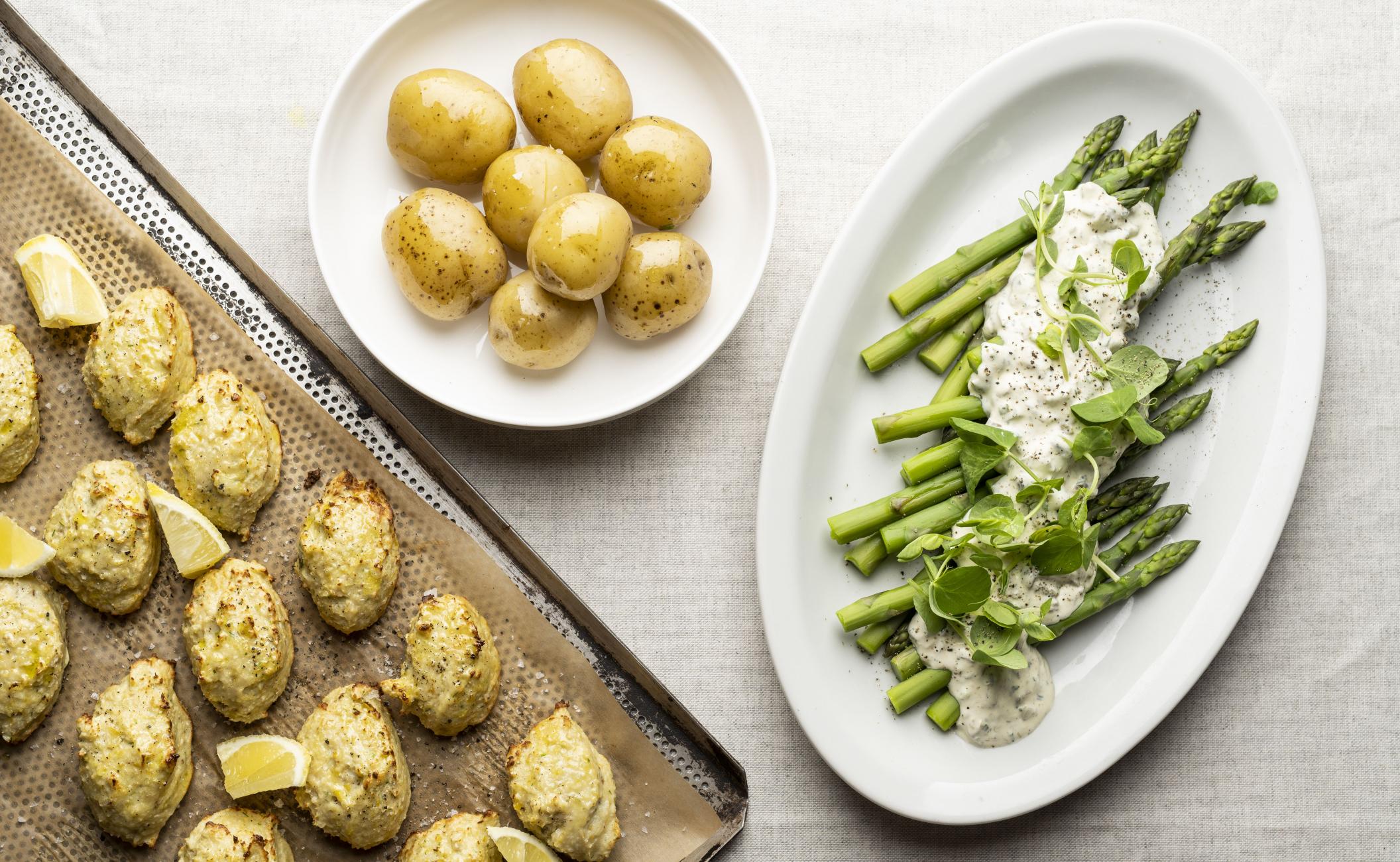 Fiskefrikadeller af lyssej, kikærter, blomkål og dild serveret med tatarsauce, nye kartofler og asparges