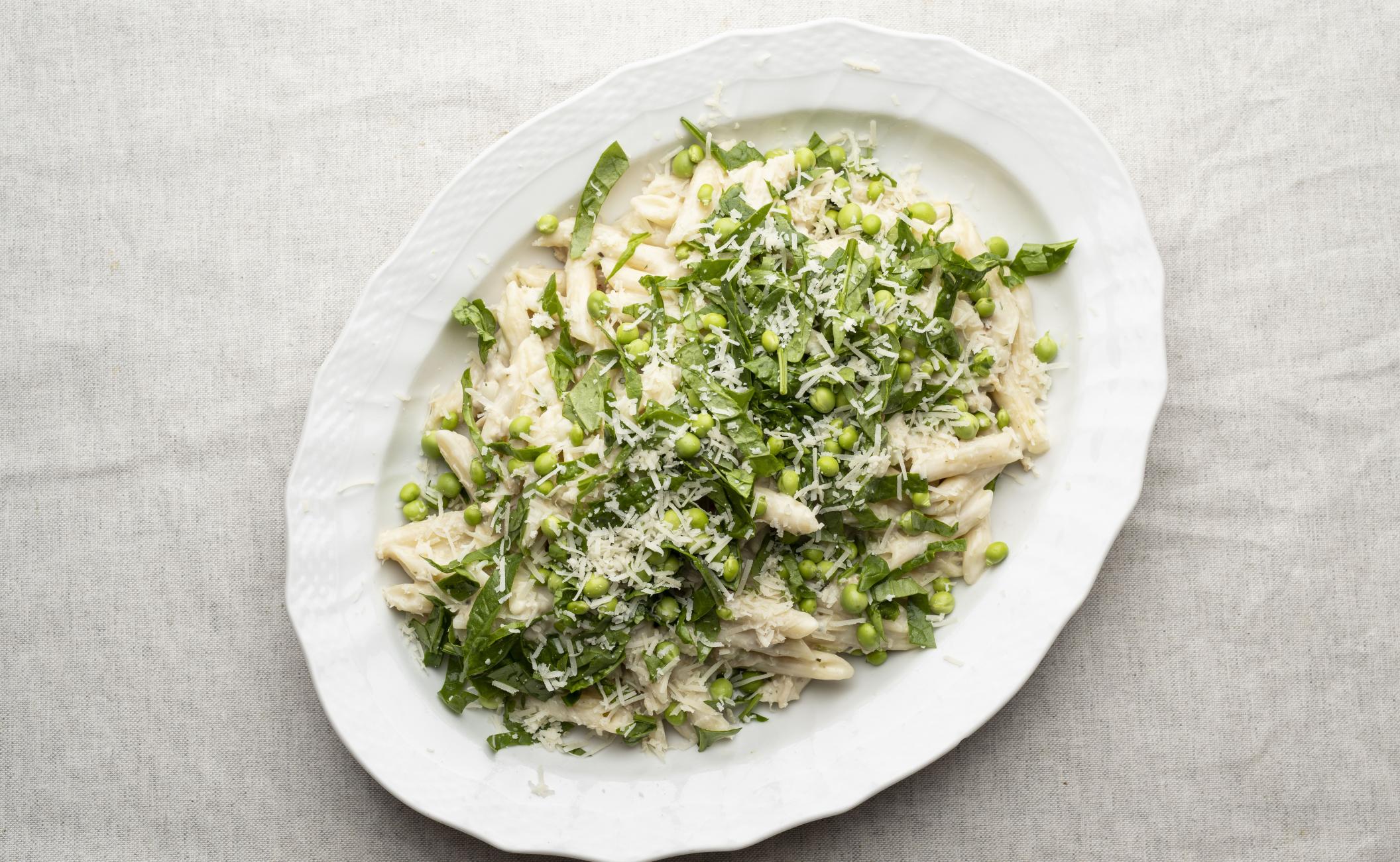 Spaghetti med hvid kødsovs af kylling, nye ærter, citron og parmesan