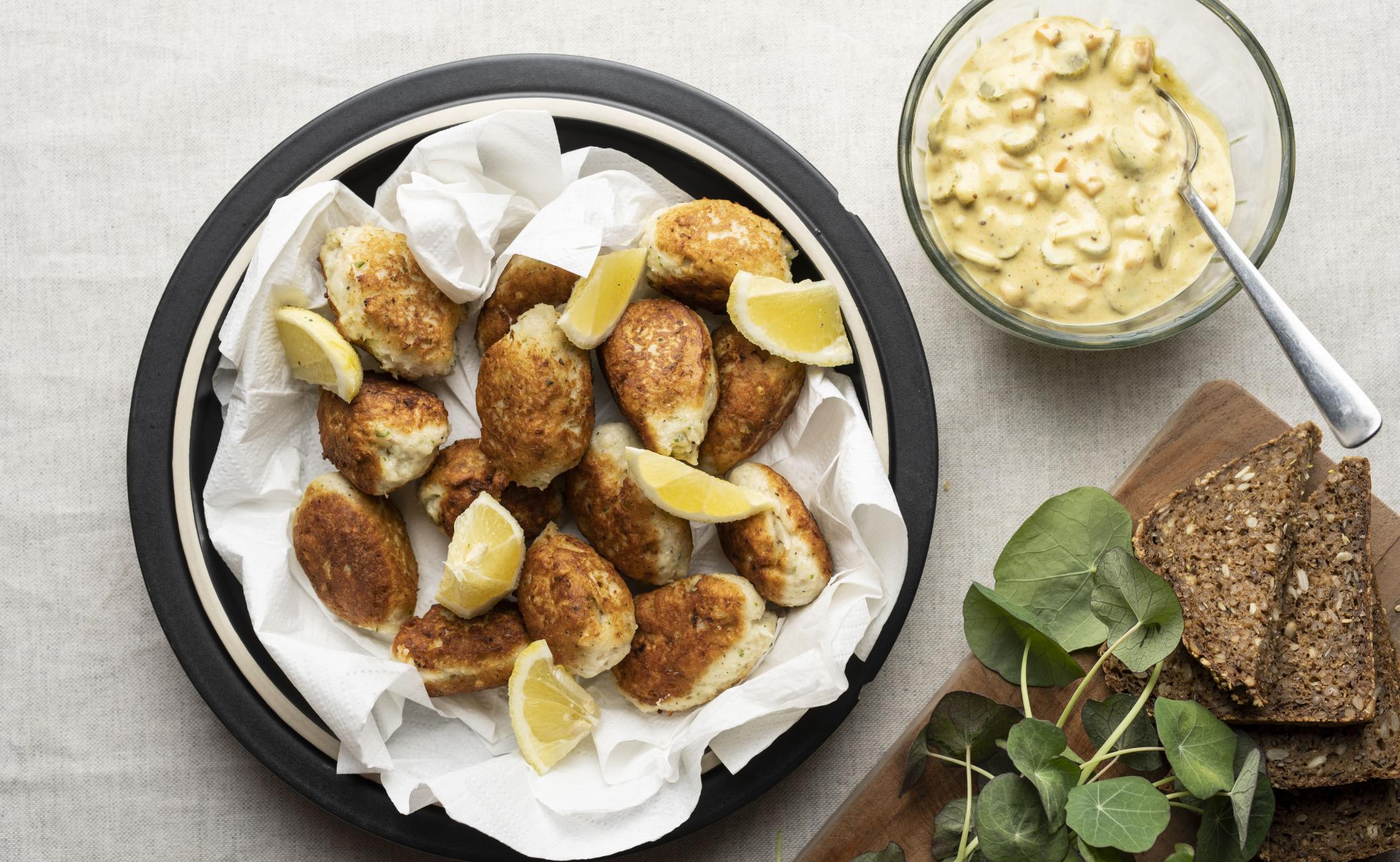 Fiskefrikadeller med hvide bønner og grov remoulade