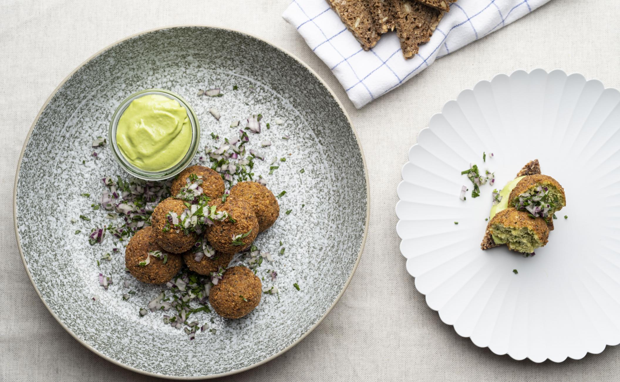 Persillefalafel med tahin med urtemayonnaise og syltede rødløg