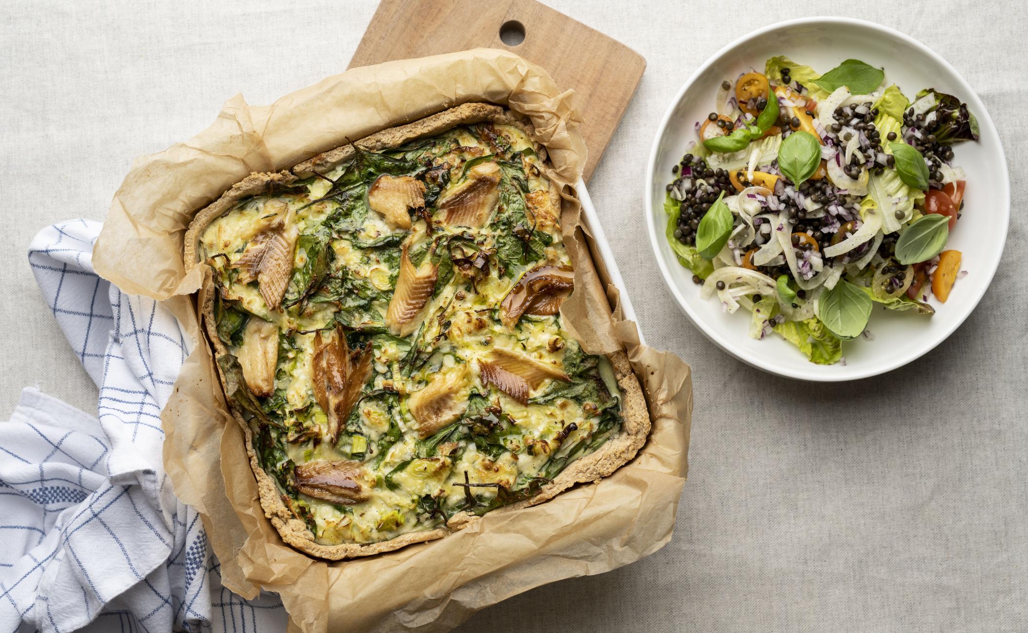 Tærte af røget ørred, porre, spinat og hytteost med salat af belugalinser, fennikel og farvede tomater.