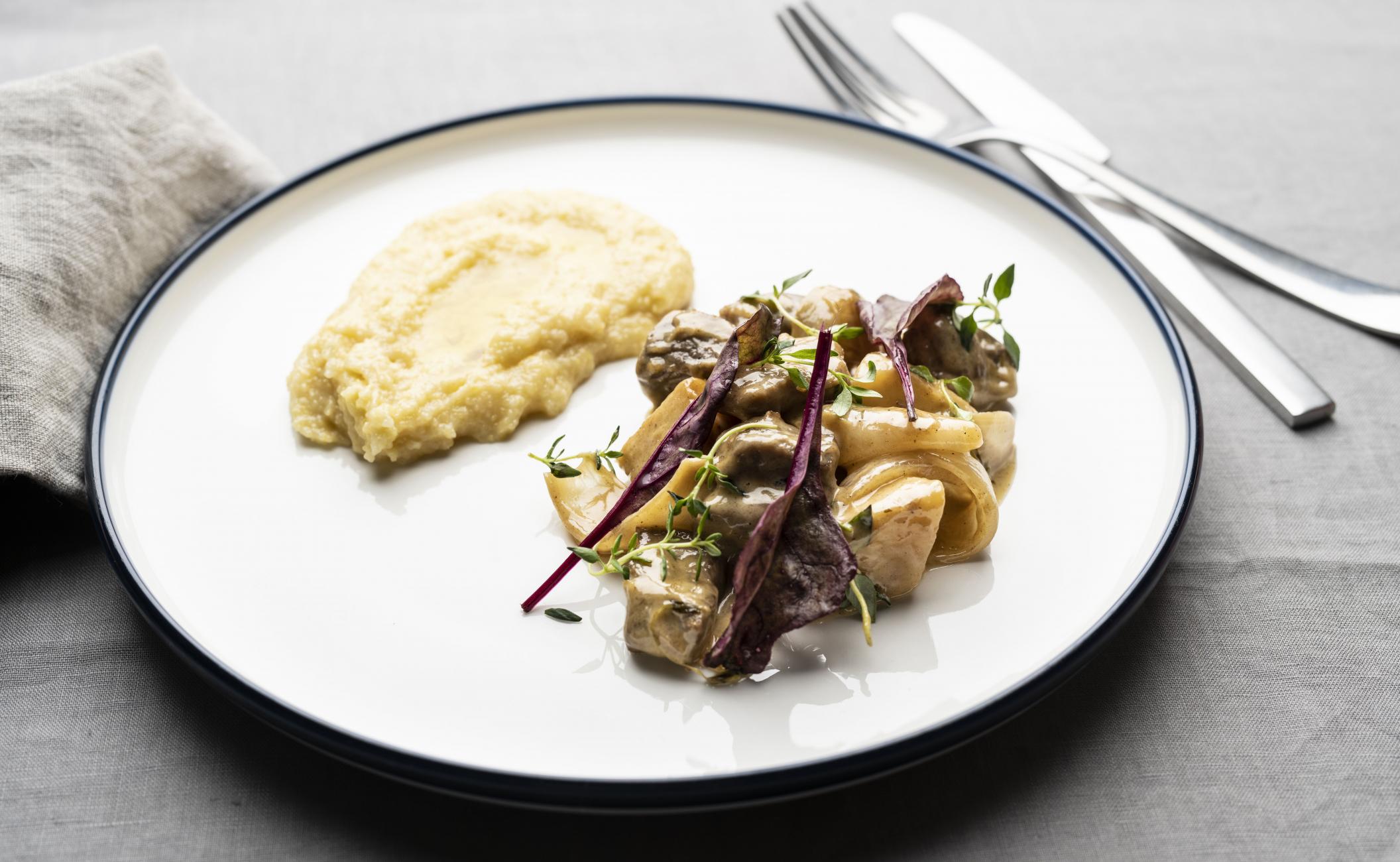 Grisenakke braiseret i øl , persillerødder og cremet polenta med citron