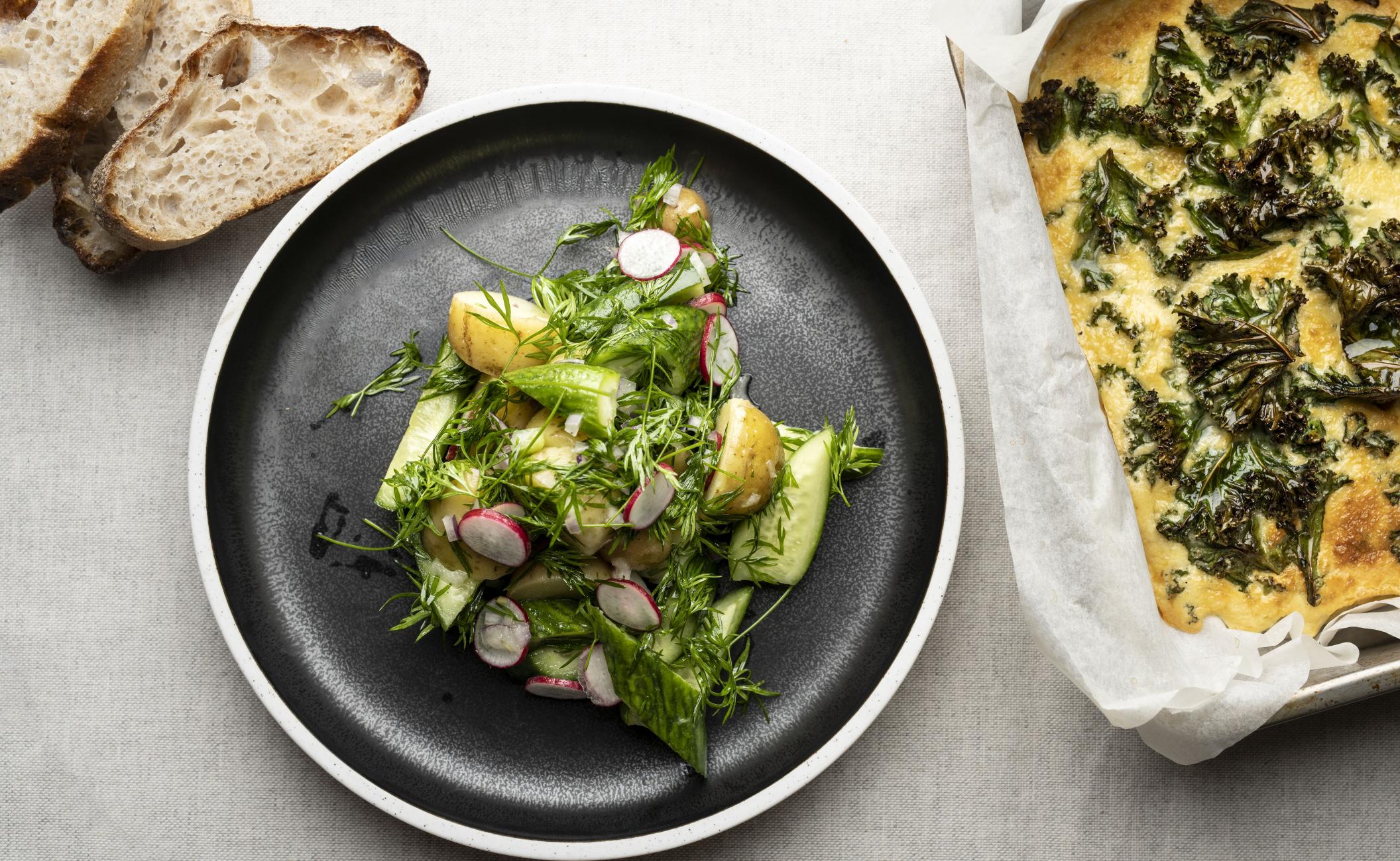 Grønkålsfrittata med rygeost, kommen og agurke-dildsalat