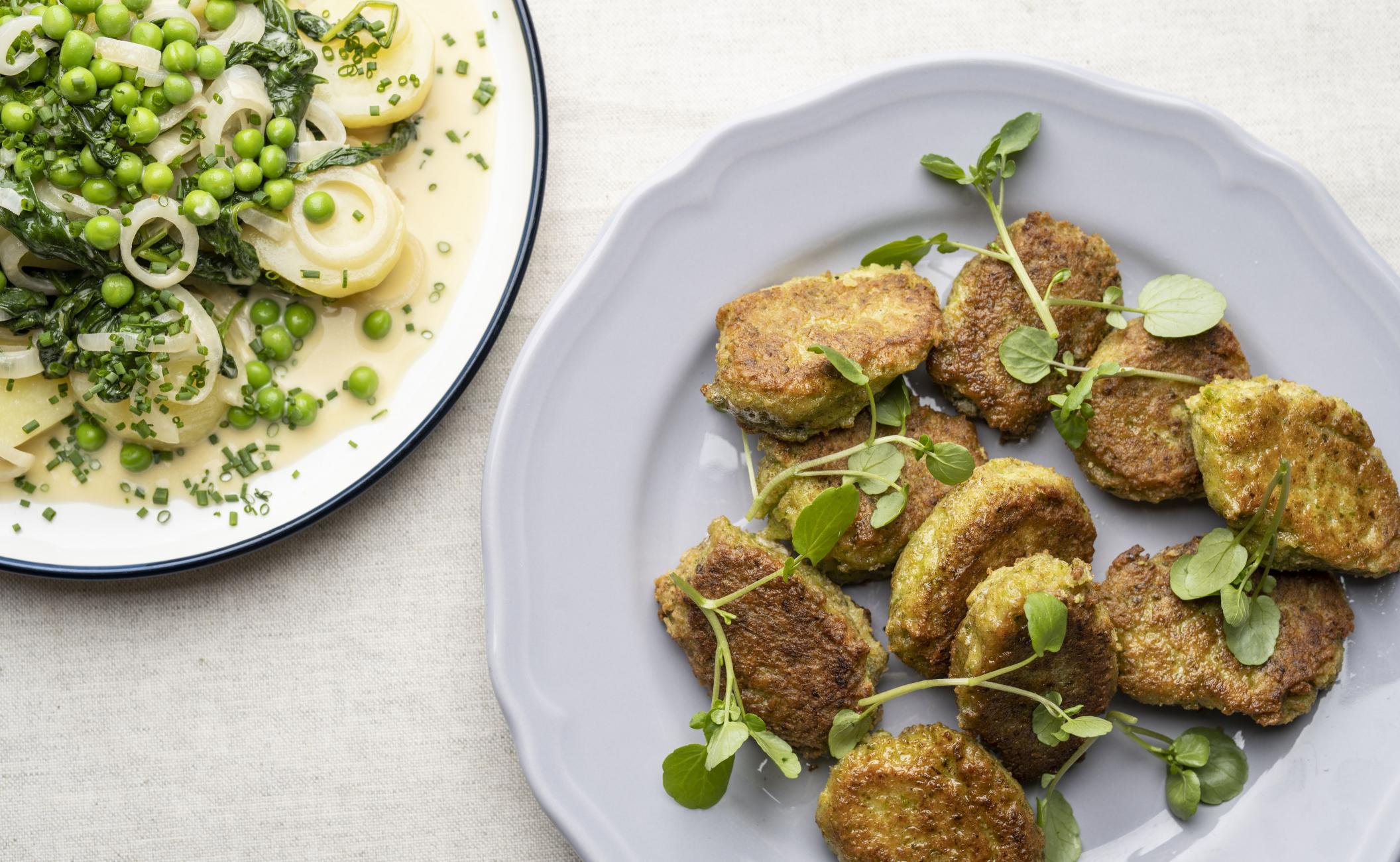 Ærtefrikadeller med lun kartoffelsalat