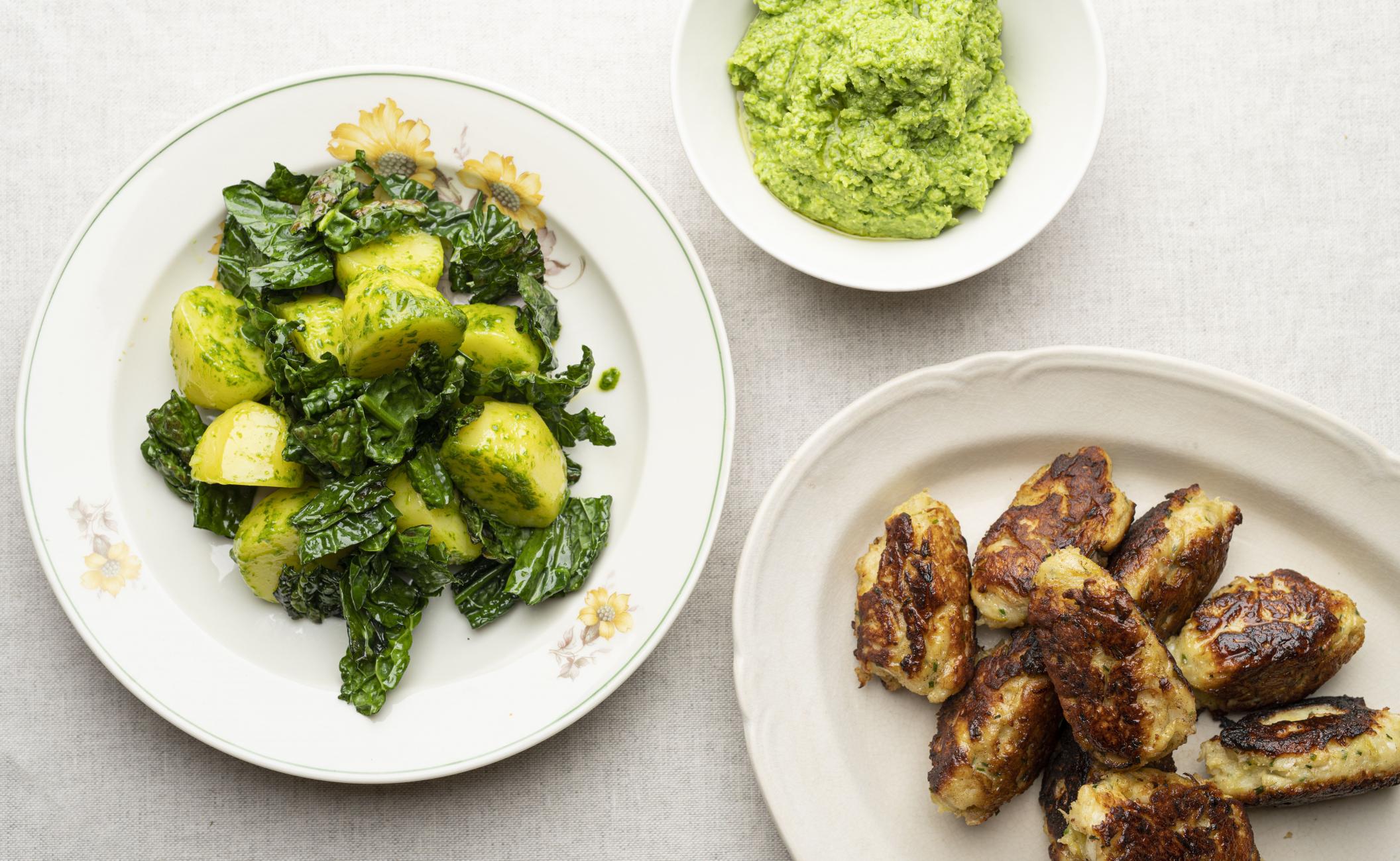 Kulmulefrikadeller med ærtehummus og persillekartofler med palmekål