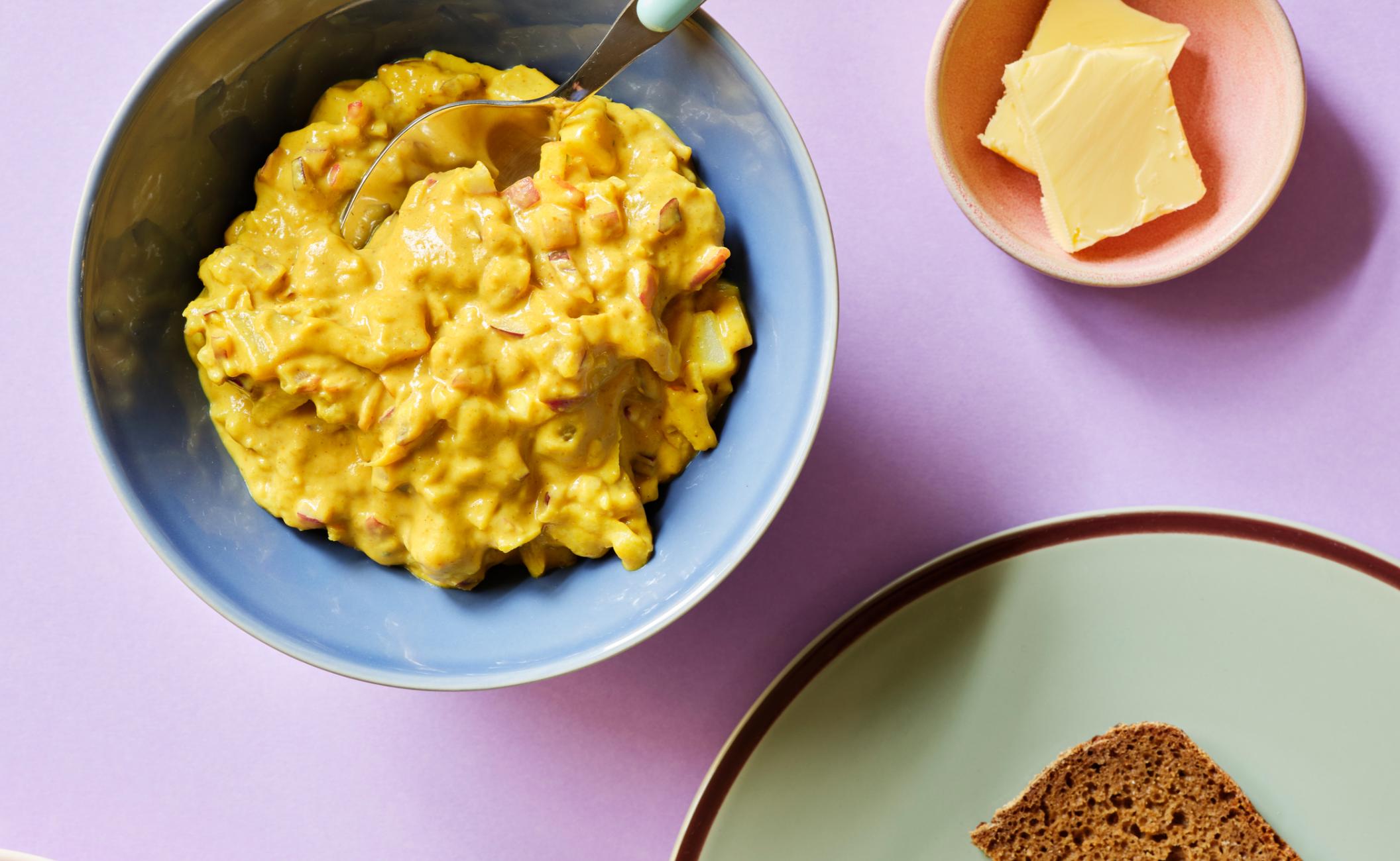 Karrysalat med kartofler, hvide bønner og æble