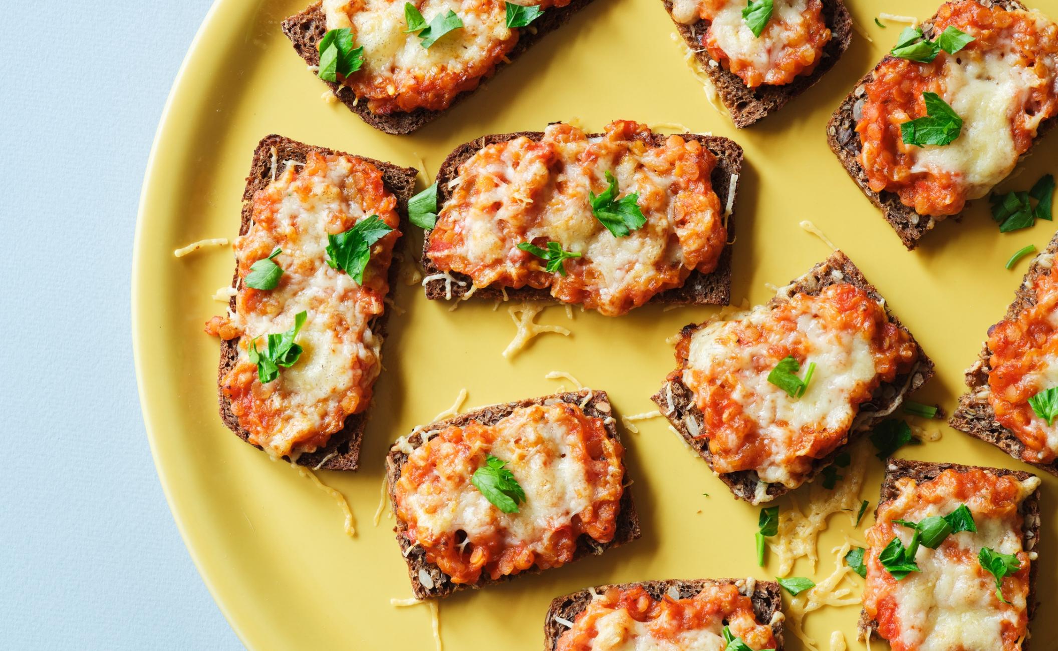 Rugbrødspizza med røde linser