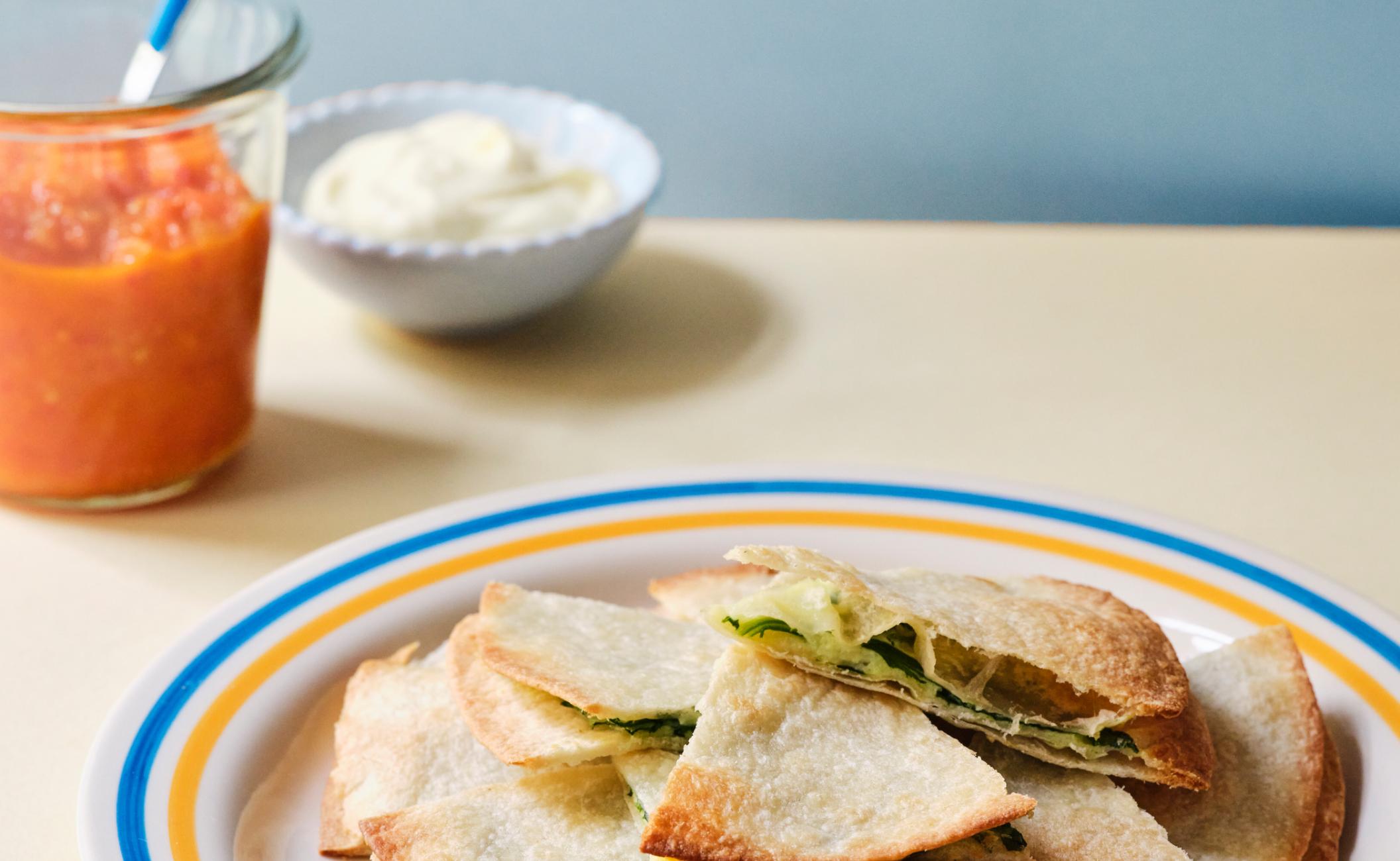 Quesadilla med ost, spinat og tomatsalsa