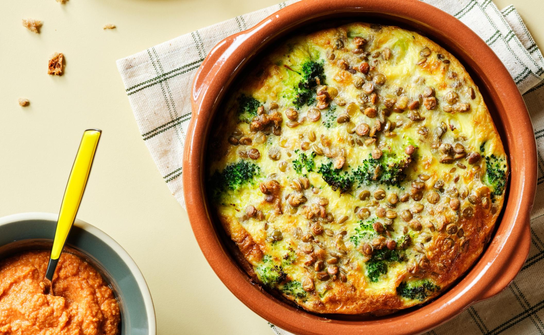 Æggekage med broccoli og tomathummus