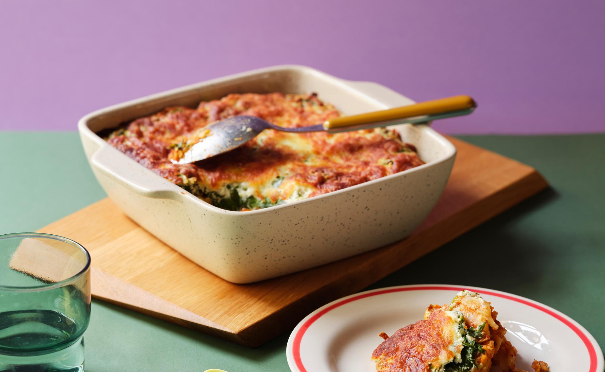 Lasagne med kyllingekødsovs og cremet spinat
