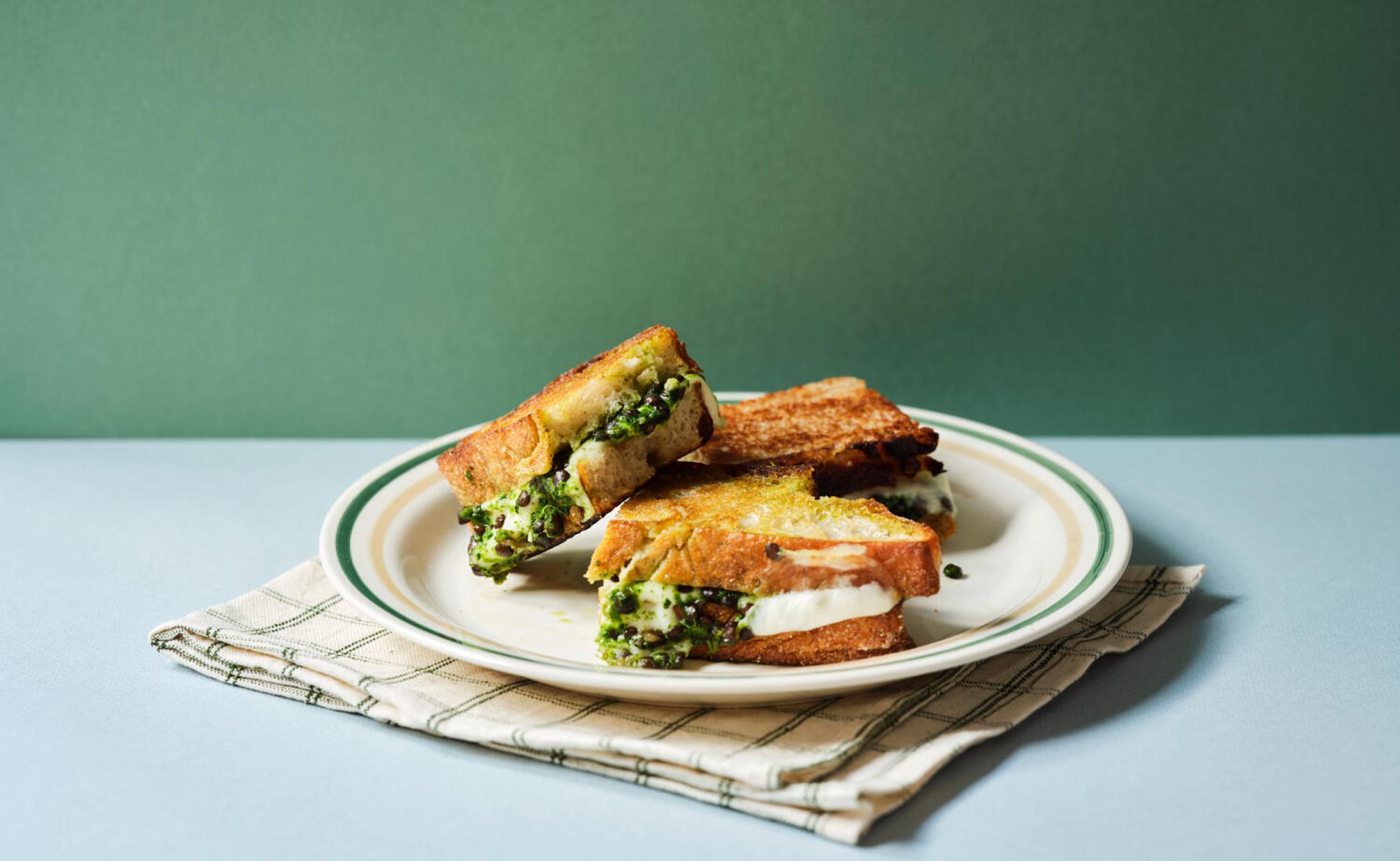 Grillet sandwich med linsepesto og ost