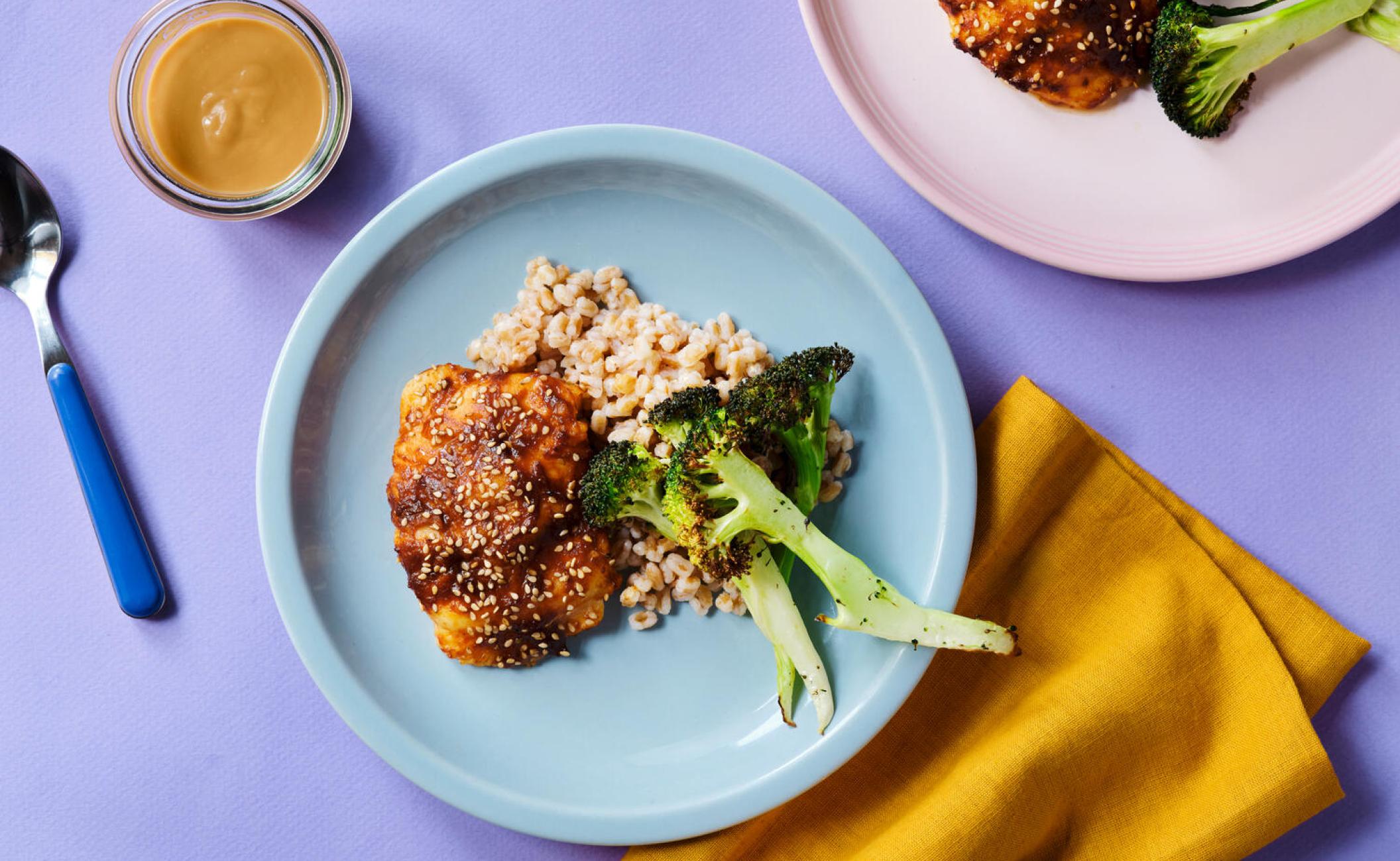 Ovnstegt fisk med miso, soya og broccoli med gomadressing