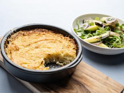 Gratin af mørksej med grillet agurk, fennikel, brøndkarse og kærnemælksvinaigrette