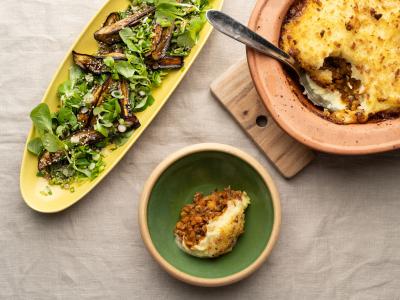 Gratin med linser, gule ærter, kartofler og ingefær med misoglaseret auberginer med sesam og forårsløg