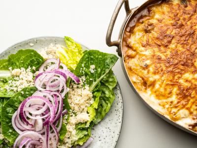 Grøn moussaka med hjertesalat, bulgur, milde løg og vinaigrette