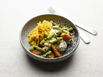 Kyllingeboller med nigella og cremet spinat-karry med sweet potato, asparges og gule ris