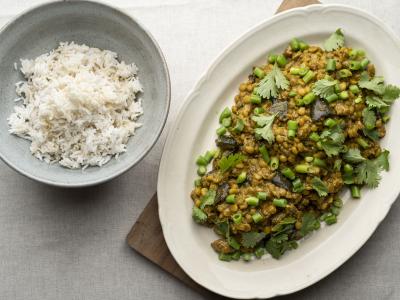 Persiske gule ærter med kalkun, aubergine, grønne bønner, lime og kardemommeris