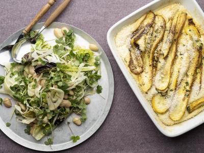 Sommergratin med squash, grønne salater og sennepsdressing