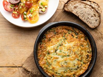 Spinatfrittata med mozzarella og tomatsalat