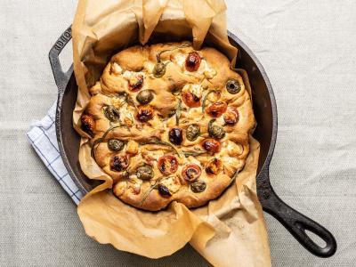 Focaccia med oliven, små tomater og kalkuntern