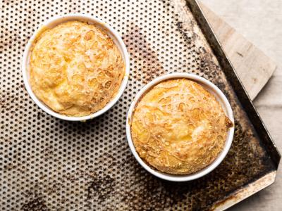 Gratin med hakket kylling, røde bønner og tomatsauce toppet med kartoffelmos