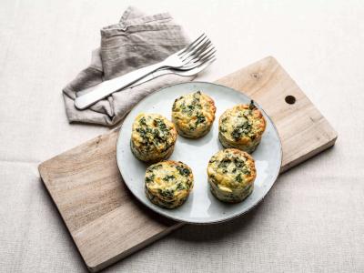 Æggemuffins med grønkål, kikærtemel, spidskommen og muskat