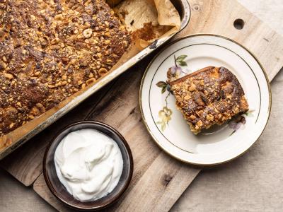 Gulerodskage med linser, hasselnødder og marcipantopping