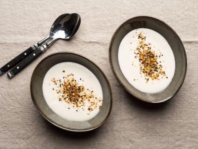 Karry-blomkålssuppe med kokosmælk, hvide bønner og stegt blomkål