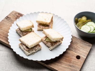 Sandwich med skinkesalat med røde linser og karse