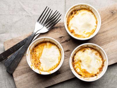 Æg i kokotte med linse-tomatsauce og revet parmesan