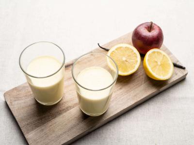 Proteindrik med æblemost, skyr, honning og citron