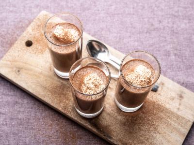Shake med chokolademælk, æggeblommer og skyr