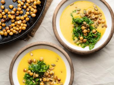 Græskarsuppe med kikærter, æblemost og chipotle med topping af grønkål, sprødstegte kikærter og græskarkerner