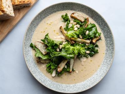 Jordskokkesuppe med hvide bønner, timian, muskat og stegt grønkål