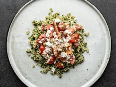 Ørredsalat med quinoa, blommetomater, hytteost, chili, citron og gremolata