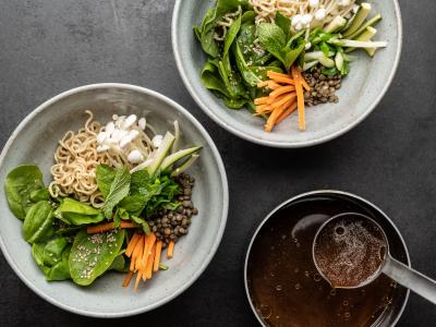 Nudelsuppe med svampe, grønne linser, palmekål og miso